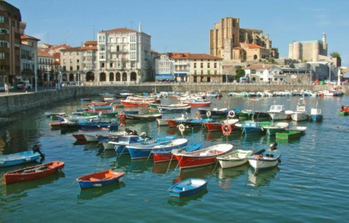 Appartamento Precioso apartamento con terraza y piscina Castro Urdiales Esterno foto
